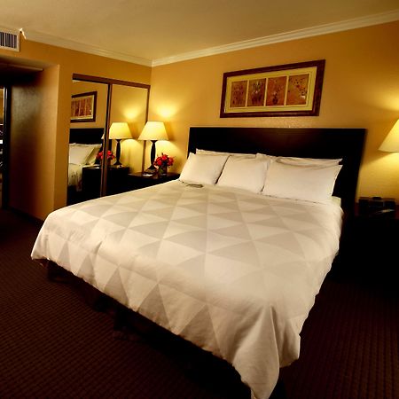 Buena Park Grand Hotel & Suites الغرفة الصورة