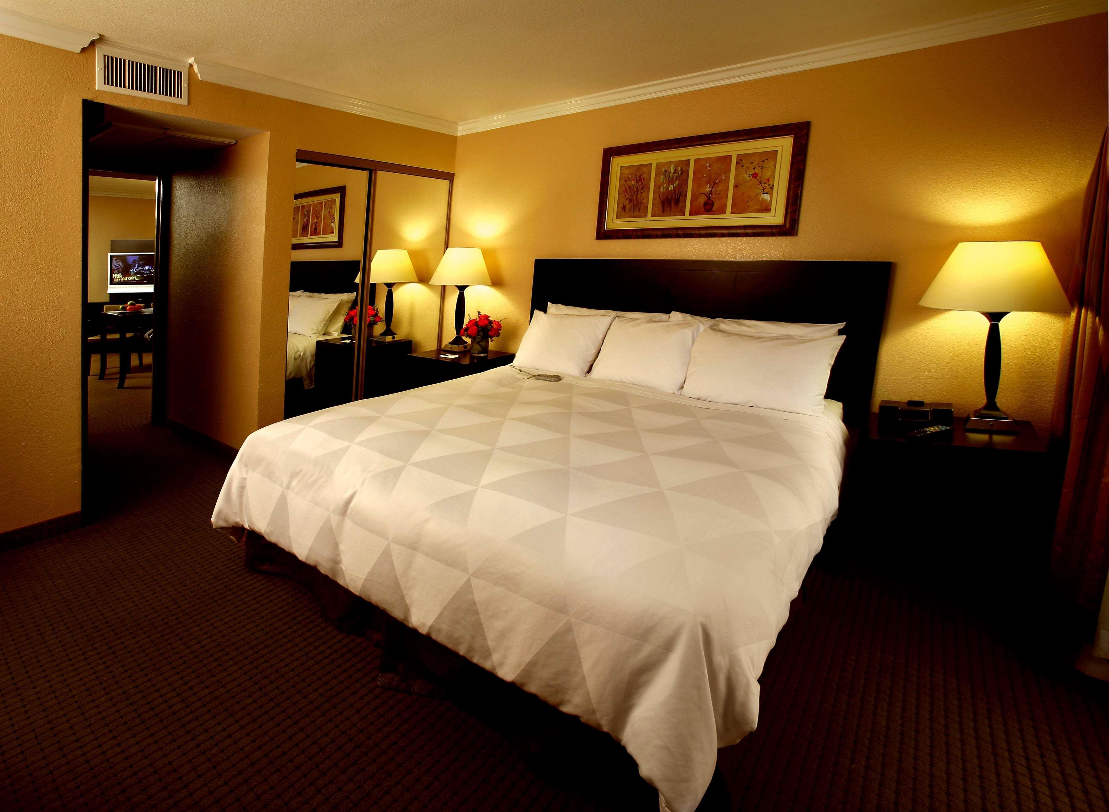 Buena Park Grand Hotel & Suites الغرفة الصورة